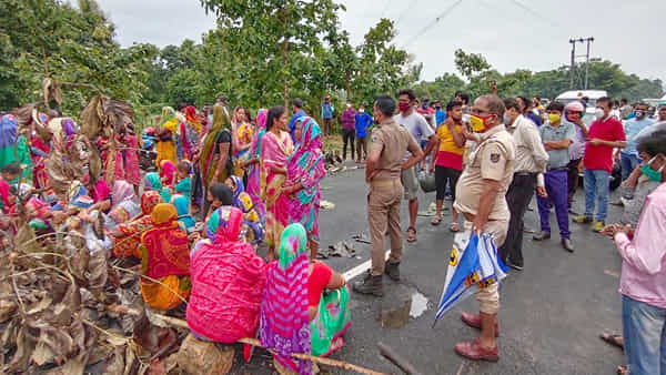11 ఏళ్ల బాలికపై కామాందుల పైశాచికం! వివస్త్రను చేసి.. కళ్ళు పీకేసి, చెవులు, మెడపై..