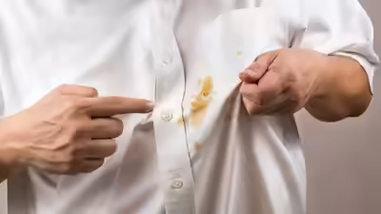 మీ బట్టలపై మొండి మరకలు, నూనె మరకలు ఉన్నట్లు అయితే మీరు మరక ఉన్న షర్ట్ తీసుకొని దానిపై బేబీ పౌడర్ లేదా కొంచెం ఉప్పు చల్లి కొద్ది సేపు అలాగే ఉండనివ్వాలంట. తర్వాత అవి నూనెను గ్రహిస్తాయి. తర్వాత ఆ షర్ట్ ను డిటర్జెంట్ పౌడర్లో వేసి, క్లీన్గా ఉతకాలి. దీంతో షర్ట్ పై ఉన్న నూనె మరకలు ఇలా సులభంగా పోతాయంట.