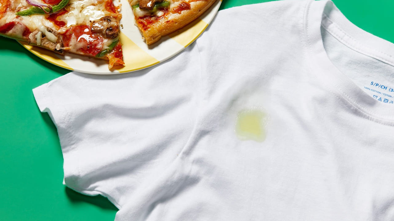 బట్టలపై ఉన్న మొండి మరకలను తొలిగించడంలో నిమ్మరసం చాలా బెస్ట్. ఎందుకంటే ఇందులో ఉండే సహజ ఆమ్లత్వం చాలా సులభంగా బట్టలపై నూనె మరకలను తొలిగిస్తుందంట. మరకపై నిమ్మరసాన్ని రాసి పది నిమిషాల తర్వాత గోరు వెచ్చటి నీటితో శుభ్రం చేస్తే ఎలాంటి మరకలైనా తర్వగా పోతాయంట.