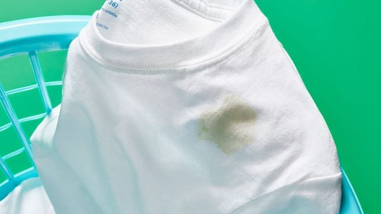 డిష్ వాషింగ్ లిక్విడ్ ప్రధానంగా ఆయిల్ మరకలను తొలగించడానికి సూపర్గా ఉపయోగ పడుతుందంట. దీనిని మీరు ఏ బట్టలపై అయితే నూనె మరకలు ఉన్నాయో, వాటిపై రెండు చుక్కలు వేసి సున్నితంగా రుద్దాలంట. తర్వాత దానిని గోరు వెచ్చటి నీటిలో పెట్టి ఉతకాలి. అంతే షర్ట్ చాలా తెల్లగా మెరిసిపోతుంది.