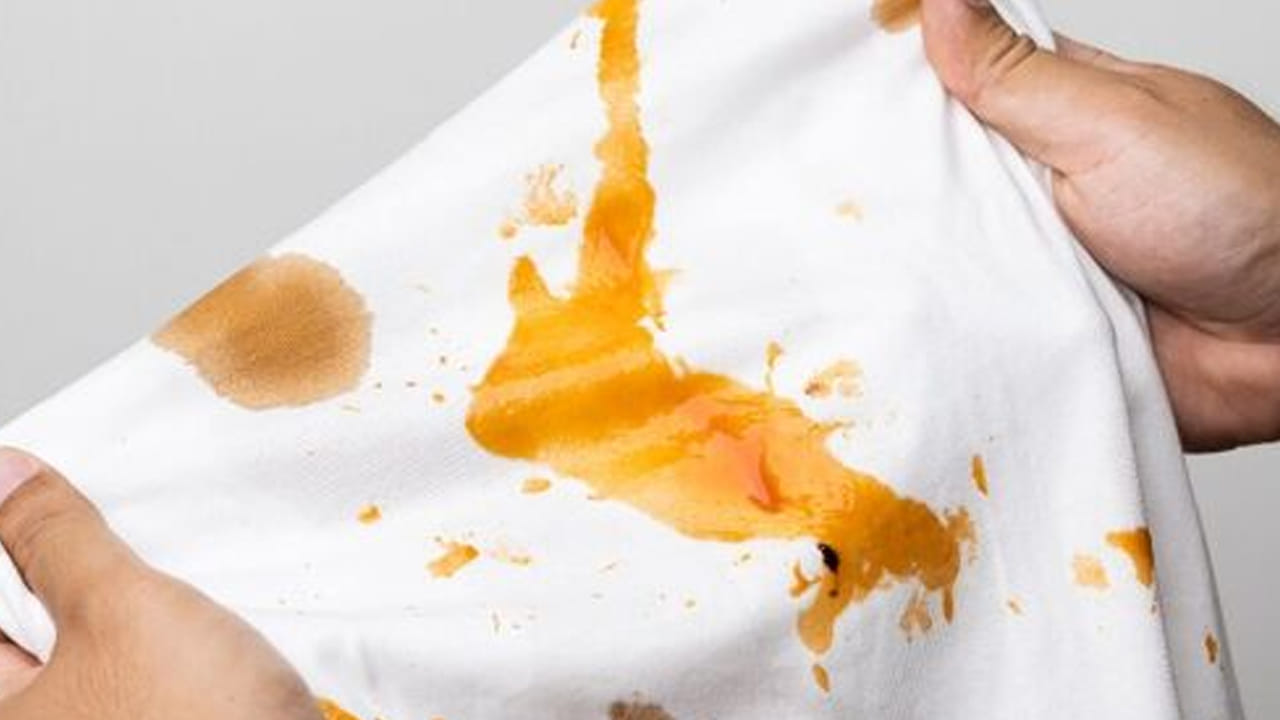 మొండి మరకలు పొగొట్టడానికి బెకింగ్ సోడా కూడా చాలా బెస్ట్. మరక మీద బేకింగ్ సోడా చల్లి, మృదువైన బ్రష్ తో రుద్దండి. అది మరకను గ్రహించి తేలికపరుస్తుంది. అంతే కాకుండా పాలు కూడా నూనె మరకలను తొలిగిస్తాయంట. పాలలో కాసేపు మరక ఉన్న బట్టలను నానబెట్టి తర్వాత ఎప్పటిలాగే ఉతికితే అవి చాలా తెల్లగా పాలవలె మెరిసిపోతాయంట.