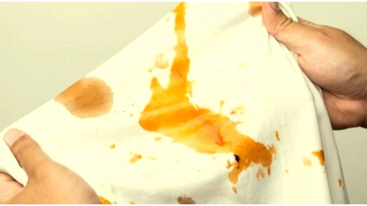 కొంత మంది వంట చేస్తున్నప్పుడు ఆహార పదార్థాల మరకలు షర్ట్ పై పడుతుంటాయి. అలాగే కొందరు భోజనం చేస్తున్న క్రమంలో మరకలు అంటించుకుంటారు. అయితే ఆ మరకలు పోతాయో లేదో అని చాలా మంది భయపడి పోతుంటారు. ఇంకొందరైతే ఏకంగా వాటిని పక్కన పెట్టేస్తుంటారు. కానీ ఈ టిప్స్ తో చాలా సులభంగా బట్టలపై ఉన్న మొండి మరకలు తొలిగించవచ్చునంట.