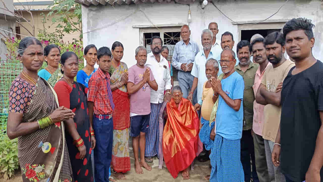 Telangana: 110 ఏళ్లు కంప్లీట్ చేసుకున్న బామ్మ.. 4 తరాల పిల్లలతో గ్రాండ్గా బర్త్ డే సెలబ్రేషన్స్..