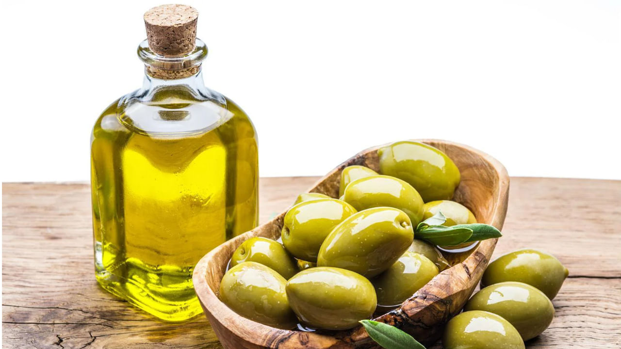 ఆలివ్ నూనె: ఆలివ్ నూనెలో యాంటీఆక్సిడెంట్లు, కొవ్వు ఆమ్లాలు పుష్కలంగా ఉంటాయి. అందువల్ల, ఈ నూనె జుట్టును లోతుగా కండిషన్ చేస్తుంది, వెంట్రుకలు చిట్లడాన్ని తగ్గిస్తుంది. అలాగే జుట్టు పెరుగుదలను ప్రోత్సహిస్తుంది. కొద్దిగా ఆలివ్ నూనెను వేడి చేసి, తలకు, జుట్టుకు బాగా మసాజ్ చేసి, రాత్రంతా అలాగే ఉంచండి. తర్వాత ఉదయం తేలికపాటి షాంపూతో శుభ్రం చేసుకోండి. 