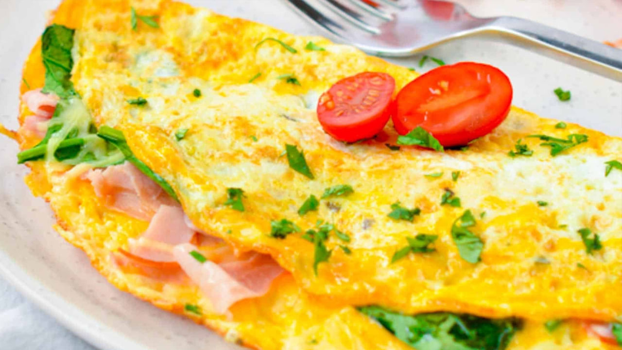 పోషకాలను పొందడానికి మల్టీ-గ్రెయిన్ బ్రెడ్‌ను ఉపయోగించడం మంచిది. ఎందుకంటే ఇందులో ఫైబర్ ఉంటుంది. జీర్ణక్రియకు ఇది సహాయపడుతుంది. పిండితో తయారు చేసిన సాదా బ్రెడ్‌లో ఫైబర్ ఉండదు. రక్తంలో చక్కెర స్థాయిలను వేగంగా పెంచుతుంది. ఆమ్లెట్ తయారు చేసేటప్పుడు సంతృప్త కొవ్వులు కలిగిన నూనె లేదా వెన్నను ఎక్కువ పరిమాణంలో ఉపయోగించడం ఆరోగ్యానికి హానికరం.