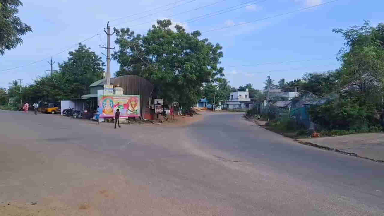 ఒకటే వీధి రెండు రాష్ట్రాలు.. అటు అడుగేస్తే ఆంధ్రా, ఇటు తెలంగాణ..! నడుమన ఉంది..