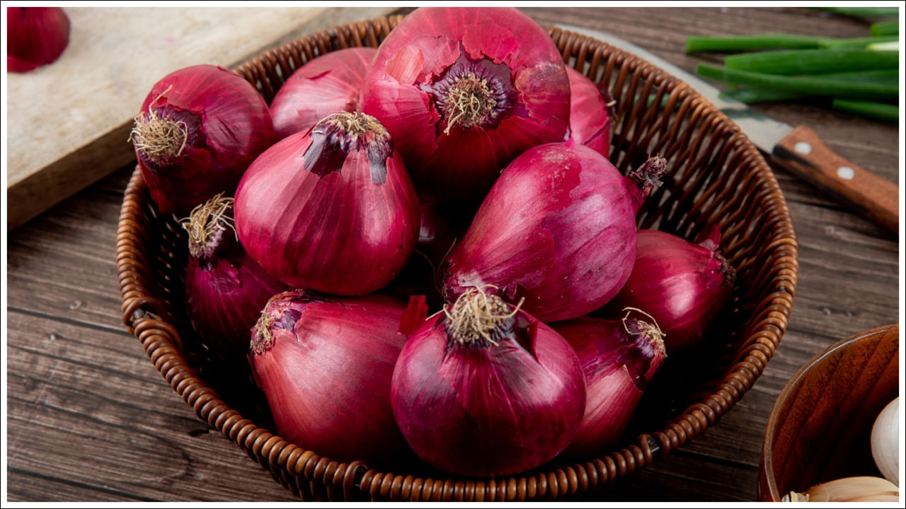 ఉల్లి: ఉల్లిపాయల నుంచి ఘాటైన వాస కూడా బొద్దింకలకు అస్సలు నచ్చదు. దాని వాసనకు పారిపోతాయి. అందుకే ఇంట్లో బొద్దింకలు తిరిగే ప్రాంతాలలో కొద్దిగా ఉల్లిపాయ రసం స్ప్రే చేయండి. ఫలితంగా అవి ఇంట్లో నుంచి ఈజీగా పారిపోతాయంటున్నారు.