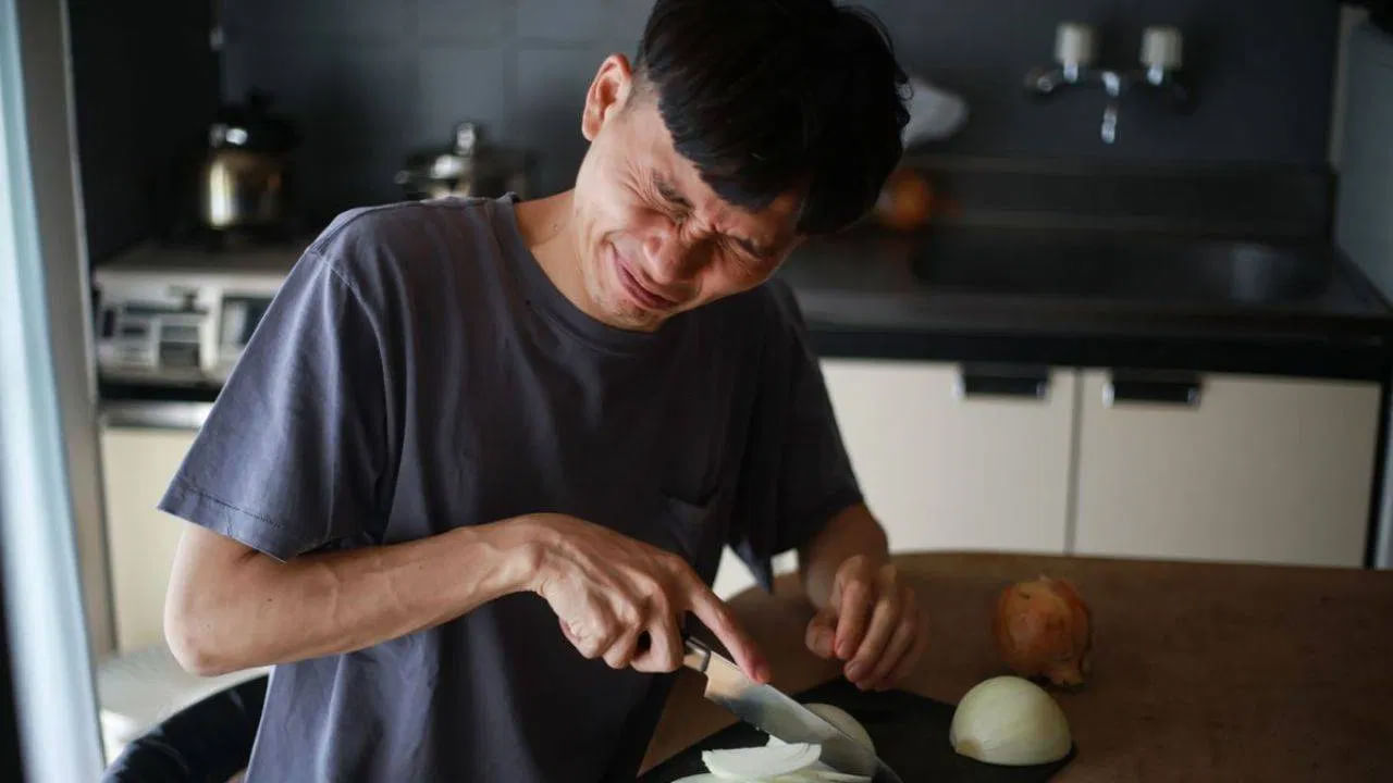 కానీ దీనికి ఒక పరిష్కారం ఉంది. మీరు ఈ చిన్న ట్రిక్ పాటిస్తే మీ కళ్ల నుంచి ఒక్క కన్నీటి చుక్క కూడా రాదు. ఉల్లిపాయలు కోసే ముందు కొన్ని సాధారణ చిట్కాలు పాటిస్తే వీటి వల్ల కళ్లు మండటం నుంచి ఉపశమనం పొందొచ్చని నిపుణులు అంటున్నారు.