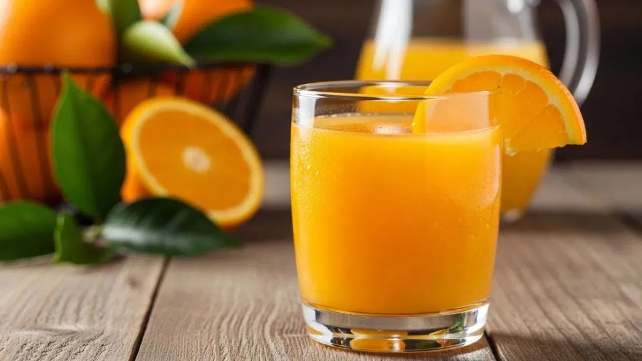 నారింజ ఆరోగ్యానికి చాలా మేలు చేసే పండు. దాని రుచికి మాత్రమే కాకుండా నారింజ తినడం వల్ల శరీరంలోని అనేక సమస్యలు తొలగిపోతాయి. ప్రతి ఉదయం ఖాళీ కడుపుతో నారింజ రసం తాగడం ప్రయోజనకరంగా ఉంటుంది. 