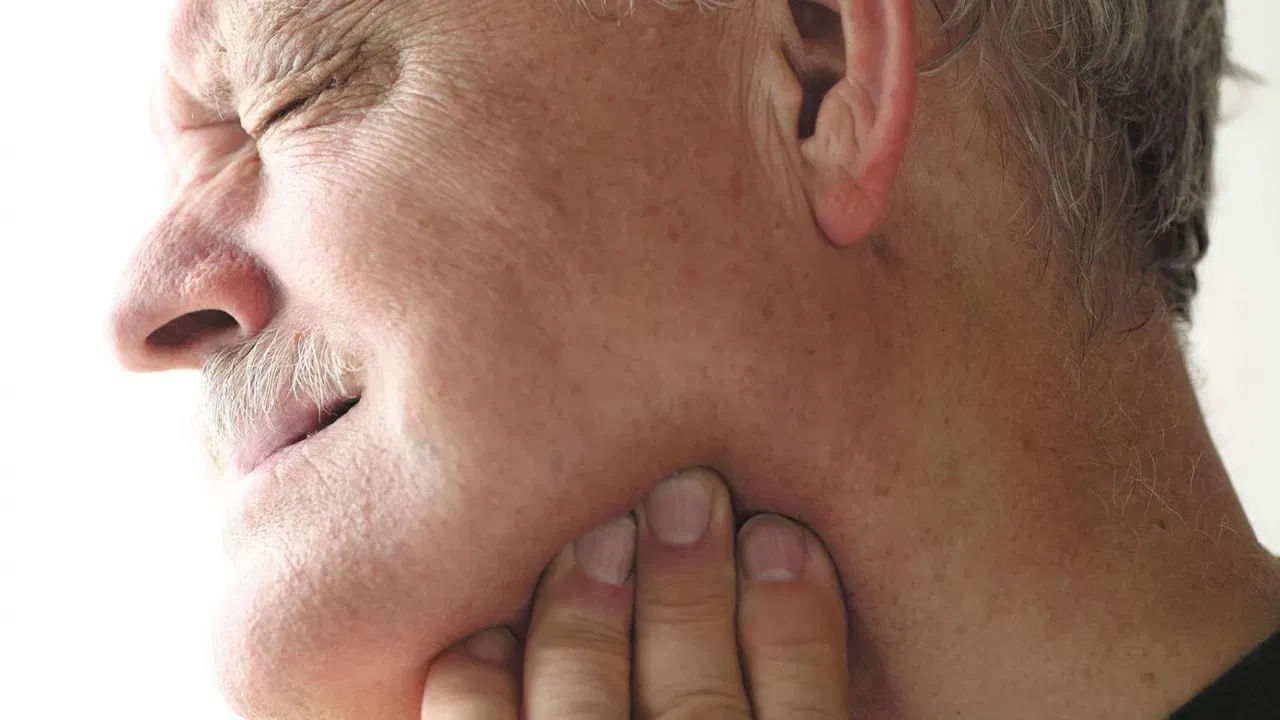 ఆరోగ్యమే మహాభాగ్యం.. ఆరోగ్యానికి మించిన సంపద లేదంటారు మన పెద్దవారు. అందుకే ఆరోగ్యం విషయంలో తప్పకుండా కొన్ని జాగ్రత్తలు తీసుకోవాలని చెబుతారు. కానీ జీవనశైలి , తీసుకుంటున్న ఆహారం వలన చాలా మంది అనారోగ్య సమస్యల బారిన పడుతుంటారు. అయితే ముఖంలో కొన్ని లక్షణాలు కనిపిస్తే అది ప్రాణానికే ప్రమాదం అంటున్నారు వైద్యనిపుణులు. కాగా, ఈ లక్షణాలు గురించి పూర్తిగా తెలుసుకుందాం.