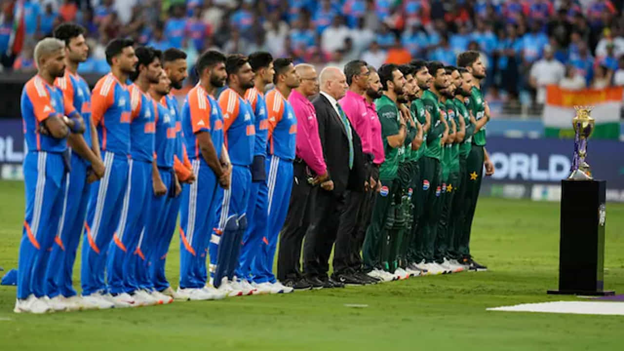 Pakistan May Be Eliminated From Asia Cup 2025: భారత్, పాకిస్తాన్ మధ్య జరిగిన మ్యాచ్లో టీం ఇండియా పాకిస్థాన్ను దారుణంగా ఓడించింది. ఈ మ్యాచ్పై సోషల్ మీడియాలో తీవ్ర నిరసన వ్యక్తమైంది. బదులుగా ఇరు జట్ల మధ్య మ్యాచ్ జరిగింది. ఫలితం భారత్కు అనుకూలంగా వచ్చింది.