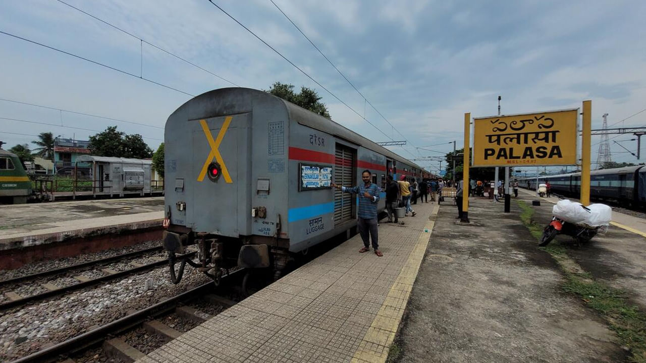 పలాస రైల్వేస్టేషన్ వద్ద ఇద్దరు వ్యక్తుల బిత్తరచూపులు.. చేతిలో పెద్ద బ్యాగులు.. ఆపి చెక్ చేయగా