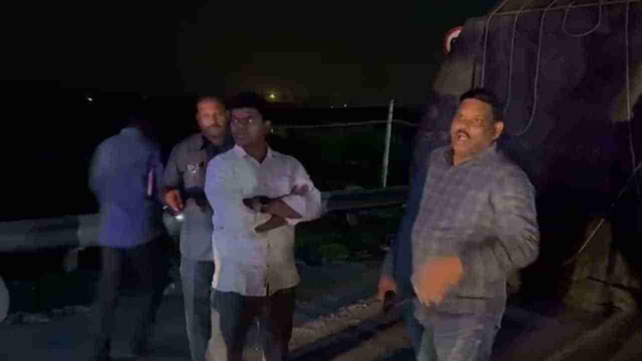 అర్ధరాత్రి నడి రోడ్డులో మాటు వేసిన ఉన్నతాధికారులు.. చూసి అవాక్కైన లారీ డ్రైవర్లు..!