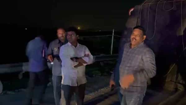 అర్ధరాత్రి నడి రోడ్డులో మాటు వేసిన ఉన్నతాధికారులు.. చూసి అవాక్కైన లారీ డ్రైవర్లు..!