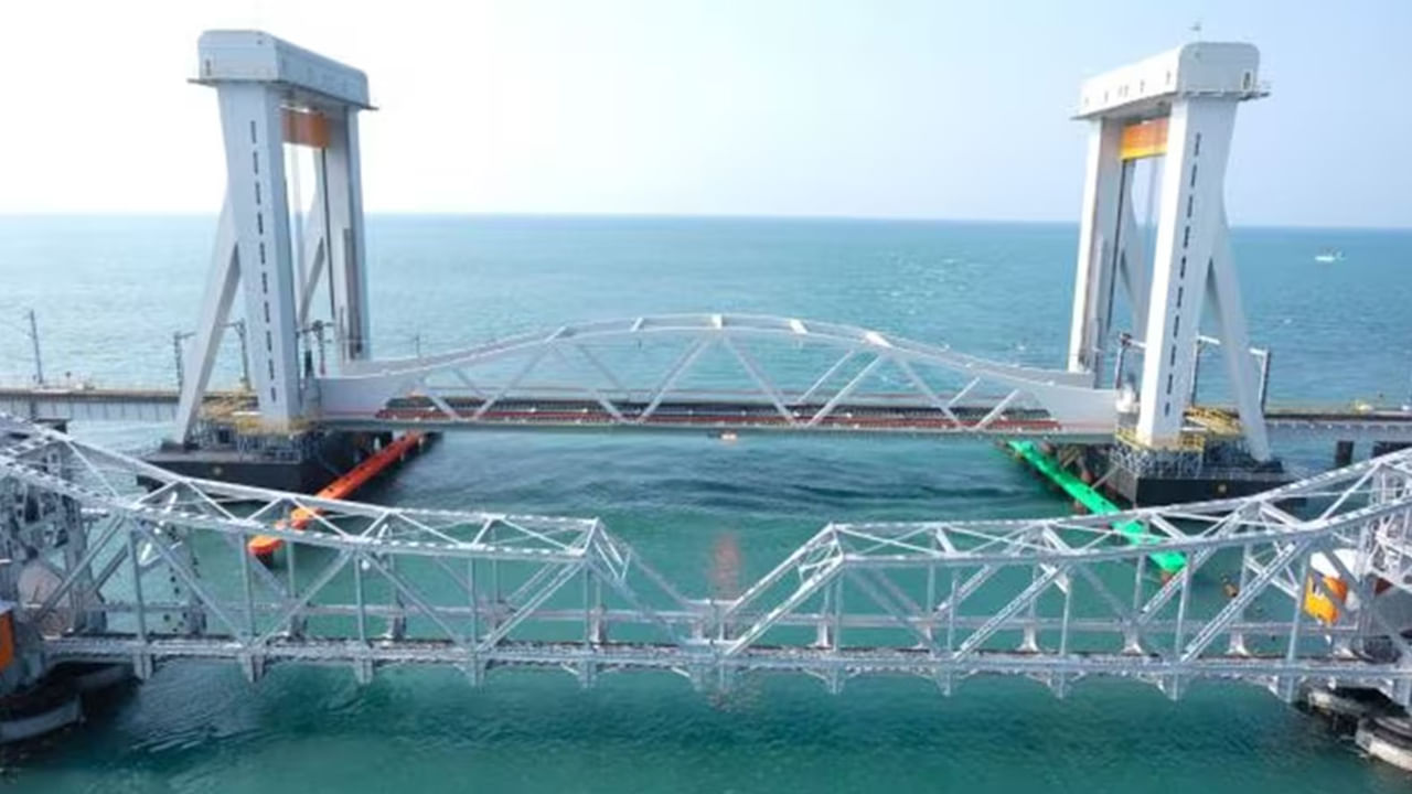 చెన్నై-రామేశ్వరం మార్గం, భారతదేశం: ఈ రైలు మార్గం సముద్రంపై ఉన్న కాంటిలివర్ వంతెన అయిన పంబన్ వంతెన మీదుగా వెళుతుంది. ఇది దిగువన సముద్రం అద్భుతమైన దృశ్యాలను అందిస్తుంది. 2 కిలోమీటర్ల పొడవైన వంతెన భారత ప్రధాన భూభాగాన్ని రామేశ్వరం ద్వీపానికి కలుపుతుంది. ఈ జర్నీ చాలా బాగుంటుంది. అలాగే కాస్త డేంజర్ కూడా.