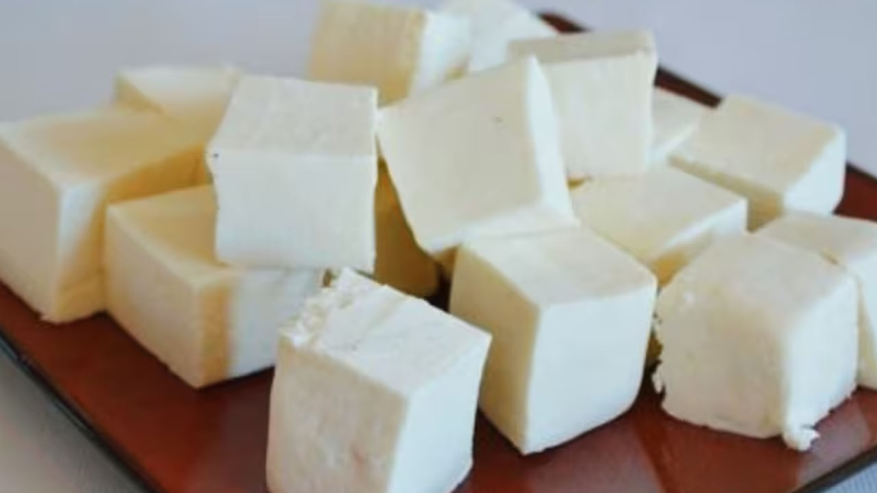 శాఖహారులకు బరువు పెరగడానికి ఉత్తమమైన ఎంపిక పనీర్.  ఇందులో ప్రోటీన్ అధికంగా ఉంటుంది. ఒక గుడ్డులో దాదాపు 6 గ్రాముల ప్రోటీన్ ఉంటే.. 100 గ్రాముల పనీర్‌లో 13 గ్రాముల వరకు ప్రోటీన్ ఉంటుంది. ఇది కండరాలు, ఎముకలను బలపరుస్తుంది. ఇది బరువు పెరగడానికి కూడా సహాయపడుతుంది.