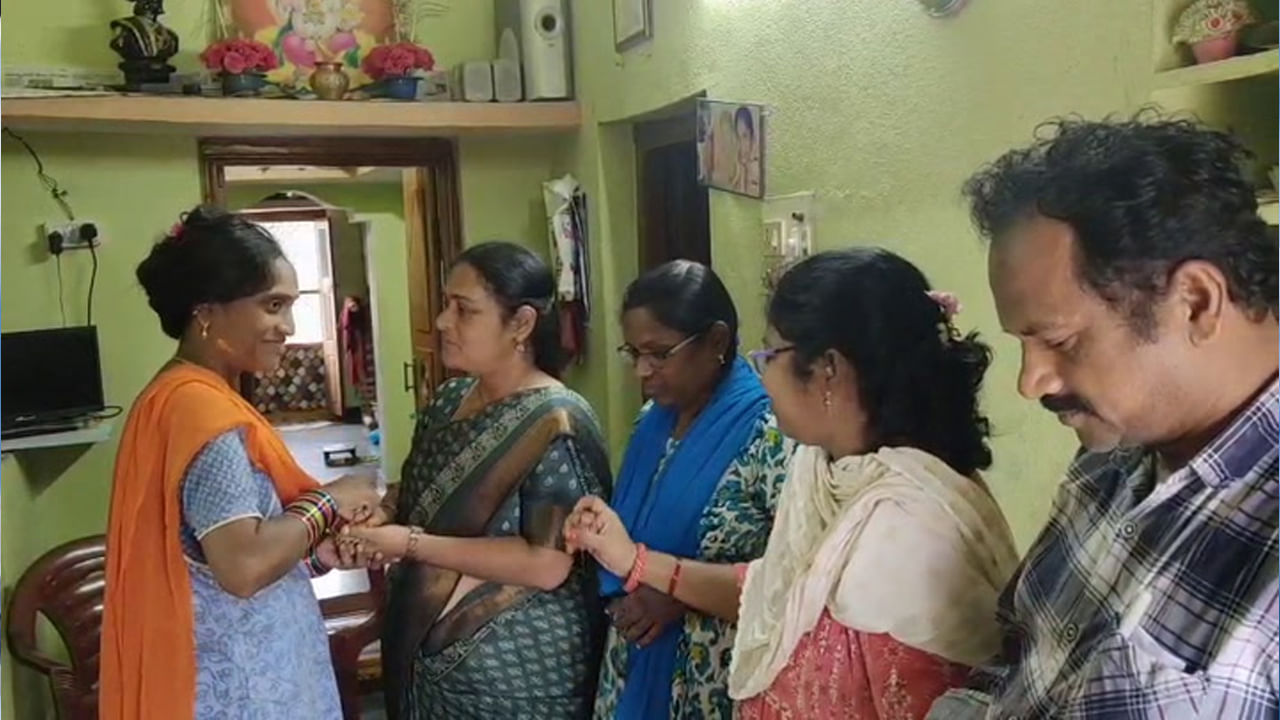 Telangana: స్టూడెంట్స్ ఇళ్లకు వెళ్లి పేరెంట్స్కు బొట్టు పెట్టి మరీ ఆహ్వానం.. ఎందుకంటే..?