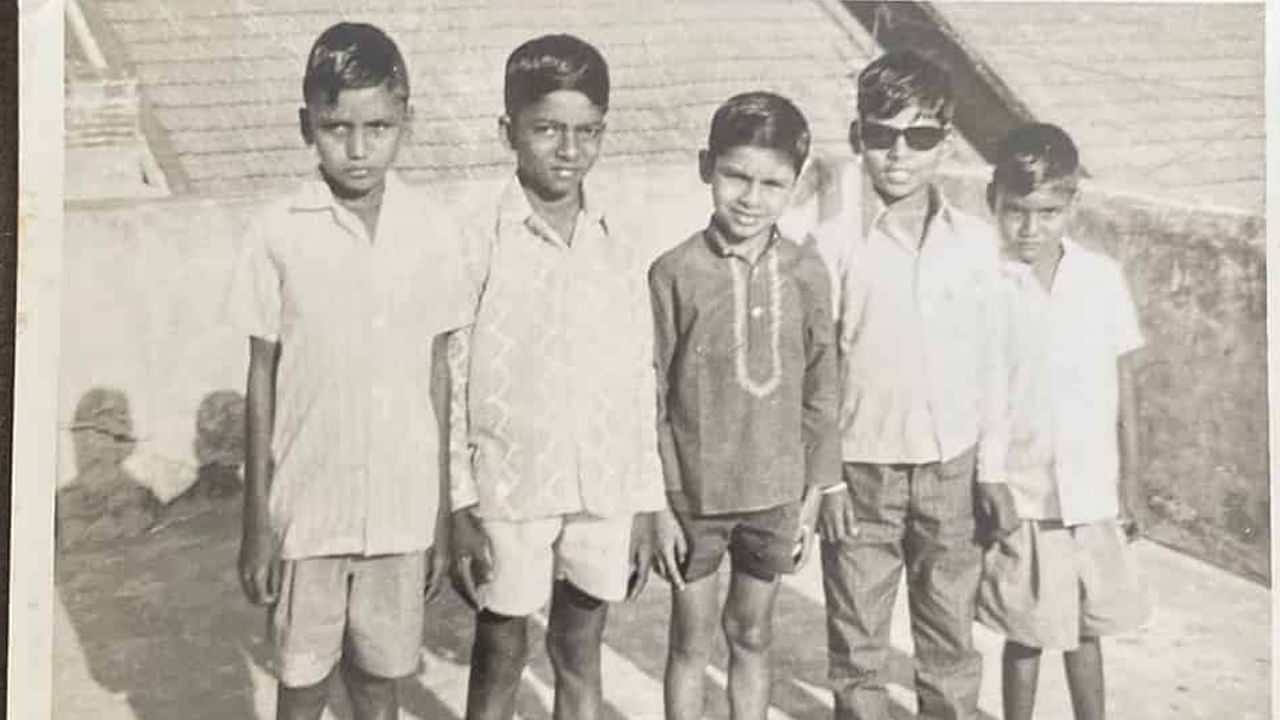 Actor: ఇండస్ట్రీలో సంచలనం.. అభిమానుల ప్రాణం అతడు.. ఈ ఫోటోలో ఉన్న స్టార్ హీరోను గుర్తుపట్టగలరా.. ?