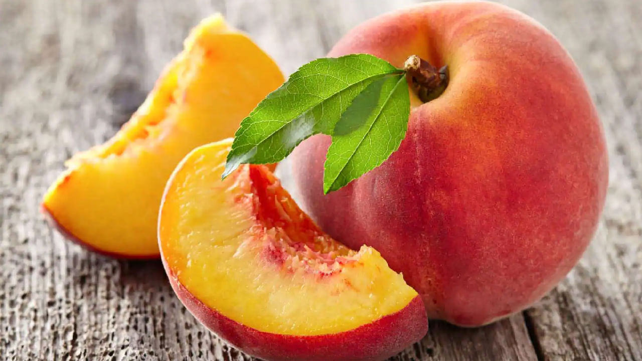 పీచ్ : వర్షా కాలంలో పీచు పండ్లను తినడం కూడా మంచిది కాదని వైద్య నిపుణులు చెబుతున్నారు. ఎందుకంటే వర్షాకాలంలో తేమ, బ్యాక్టీరియా ఎక్కువగా ఉంటాయి. పండ్లు తడిగా ఉండటం వల్ల వాటిపై శిలీంధ్రాలు లేదా బ్యాక్టీరియా పెరిగే అవకాశం ఉంది, ఇది ఆరోగ్యానికి హానికరం కావచ్చు. ఈ క్ర‌మంలో ఈ పండ్ల‌ను తింటే ఇన్ఫెక్ష‌న్స్ వ‌చ్చే ప్ర‌మాదం ఉంటుంది.