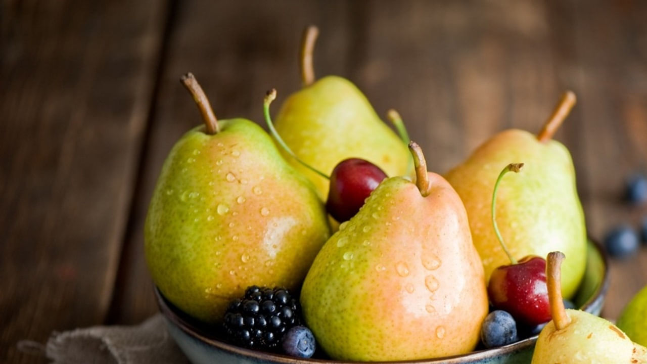 ప్రస్తుతం చాలా మంది అధిక బరువుతో బాధపడుతున్నారు. అయితే మీరు బరువు తగ్గాలి అనుకుంటే తప్పకుండా మీ డైట్లో బేరి పండ్లు చేర్చుకోవాలని చెబుతున్నారు ఆరోగ్య నిపుణులు. ఎందుకంటే? ఇందులో ఉండే ఫైబర్ బరువును నియంత్రిస్తుంది. అందువలన దీనిని ప్రతి రోజూ జ్యూస్లా తీసుకోవడం వలన కడుపు నిండిన భావన కలిగి, ఆకలిని తగ్గించి, బరువు నియంత్రణలో ఉండేలా చేస్తుందంట