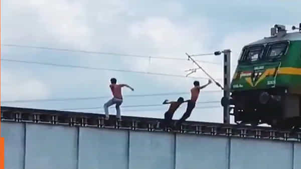 Viral Video: హద్దుదాటిన రీల్స్ పిచ్చి.. రైలుకు ఎదురుగా వంతెనపై విన్యాసాలు..సీన్ కట్చేస్తే
