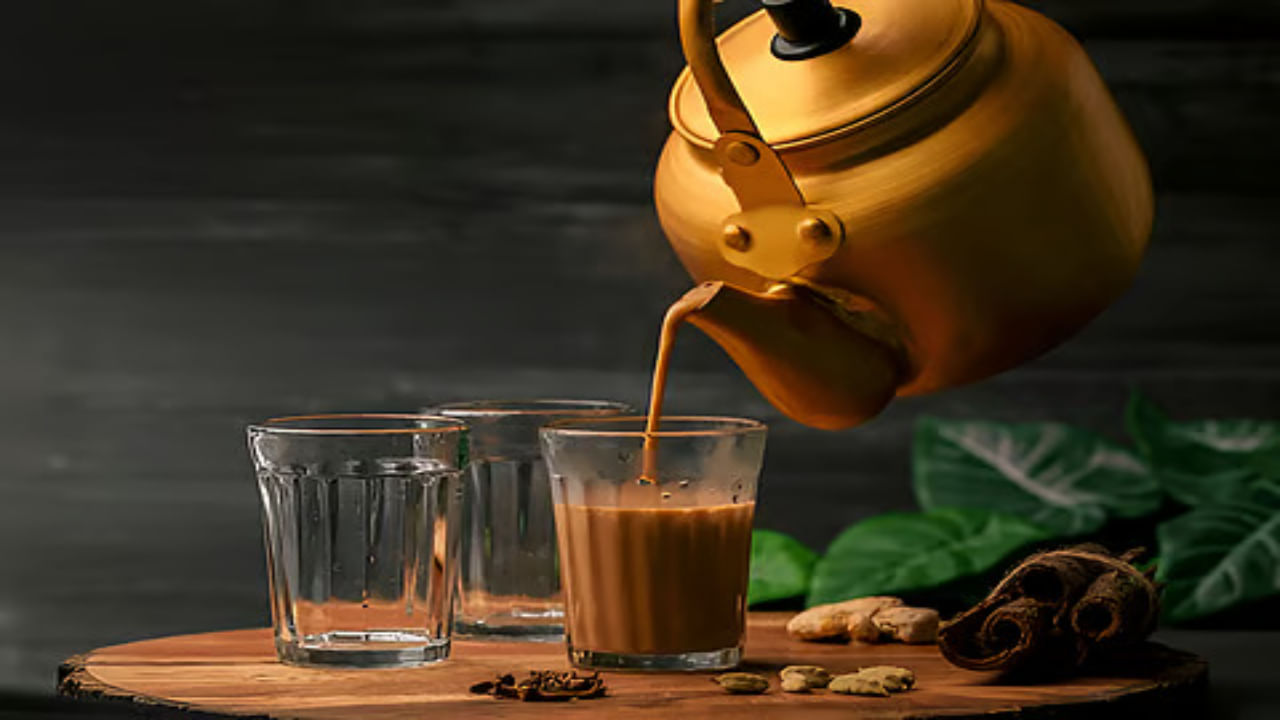 టీలో ఉండే టానిన్ శరీరంలో ఇనుము శోషణను తగ్గిస్తుంది. ఇది శరీరంలో హిమోగ్లోబిన్ లోపానికి దారితీస్తుంది. టీ ఒక మూత్రవిసర్జన కారకం. అంటే ఇది శరీరం అదనపు నీటిని బయటకు పంపుతుంది. ఇది నిర్జలీకరణానికి దారితీస్తుంది.