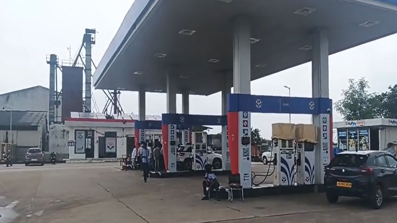 Hyderabad: కారులో పెట్రోల్ కొట్టిద్దామని బంక్‌కు.. కట్ చేస్తే.. తెల్లారి స్టార్ట్ చేయగా