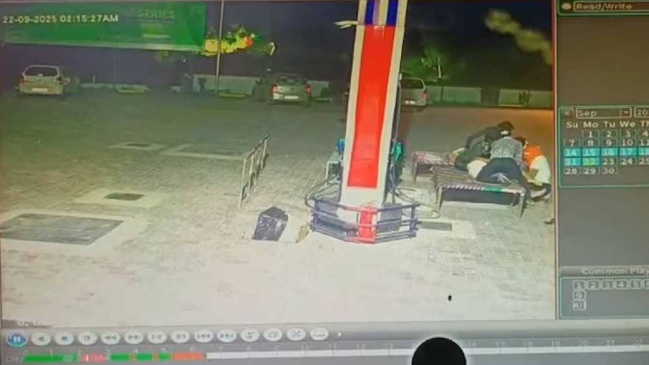 Video: నిద్రలో పెట్రోల్‌ బంక్‌లో పనిచేసే వ్యక్తి.. సడెన్‌గా ఇద్దరొచ్చి..! భయం పుట్టే సీన్‌..