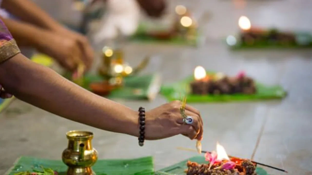 పితృ పక్షంలో రావి చెట్టును పూజించడం వల్ల జీవితంలోని సమస్యలు తొలగిపోతాయి. పూర్వీకుల ఆశీస్సులు లభిస్తాయి. పితృ దోషం తొలగిపోతుంది. పూర్వీకుల ఆశీస్సులు నిలిచి ఉంటాయి. కుటుంబంలో ఆనందం, శాంతి, శ్రేయస్సు ఉంటాయి. దీనితో పాటు ఆర్థిక సమస్యలు కూడా తొలగిపోతాయి.
