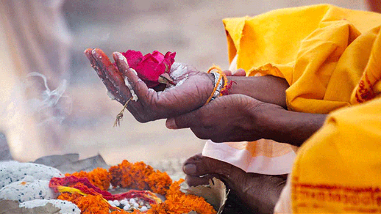 Pitru Paksha 2025: పితృపక్షంలో పూర్వీకుల శ్రాద్ధం చేయకపోతే ఏం జరుగుతుంది..? నిపుణులు ఏం చెబుతున్నారంటే..