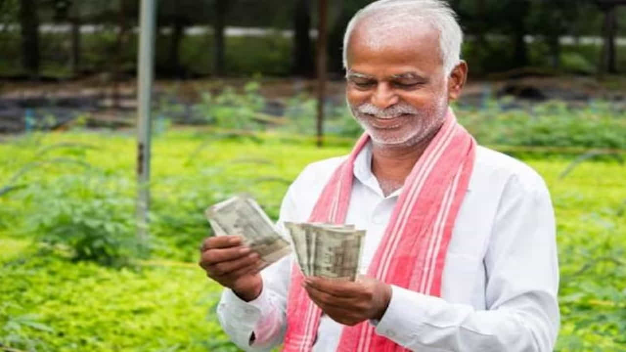 PM Kisan: ప్రధాన మంత్రి కిసాన్ సమ్మాన్ నిధి యోజన లబ్ధిదారుల రైతుల కోసం ప్రభుత్వం ఒక ముఖ్యమైన నోటిఫికేషన్ జారీ చేసింది. దేశవ్యాప్తంగా కోట్లాది మంది రైతులు 21వ విడత కోసం చాలా కాలంగా ఎదురుచూస్తున్నారు. ఈ పథకం కింద కేంద్ర ప్రభుత్వం అర్హత కలిగిన రైతులకు ఏటా రూ.6,000 ఆర్థిక సహాయం అందిస్తుంది. ఈ విడత రైతుల బ్యాంకు ఖాతాకు మూడు సమాన వాయిదాలలో అంటే ప్రతి విడత రూ.2,000 చొప్పున జమ చేస్తోంది.