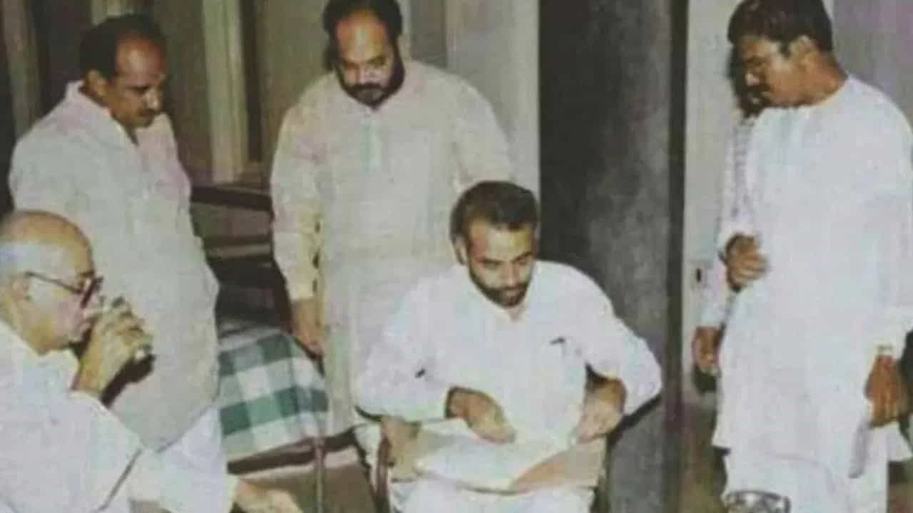 ప్రధానమంత్రి భారతదేశ భవిష్యత్తు గురించి శ్రద్ధ వహించే దార్శనిక నాయకుడు. ఆయన అనేక ప్రతిష్టాత్మక ప్రాజెక్టులను ప్రారంభించారు. వీటిలో స్వచ్ఛ భారత్ అభియాన్, డిజిటల్ ఇండియా , మేక్ ఇన్ ఇండియా మొదలైనవి ఉన్నాయి. ఇవి భారతదేశం అభివృద్ధి చెందిన దేశంగా మారడానికి సహాయపడుతున్నాడు.