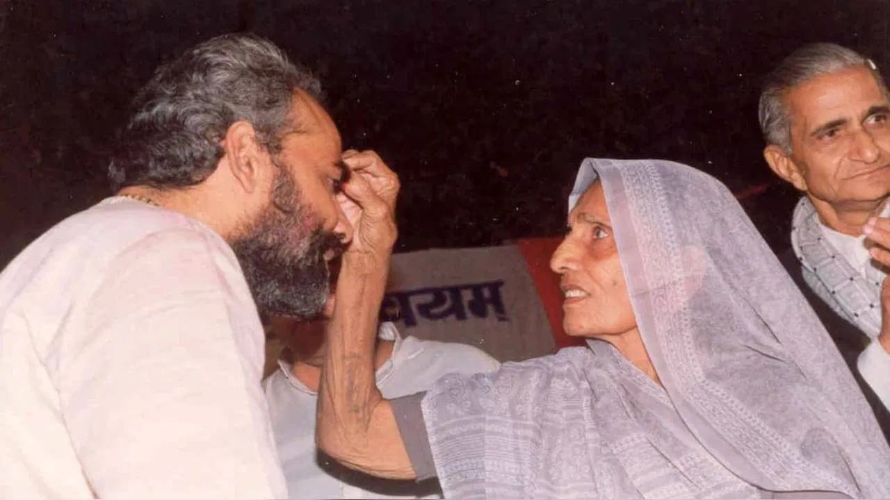 చిన్న వయసులోనే ఇంటిని వదిలి ప్రజా జీవితంలోకి ప్రవేశించిన నరేంద్ర మోడీ తన జీవితాంతం నిస్వార్ధంగా దేశ సేవలోనే గడిపారు. ప్రపంచంలోని అతిపెద్ద ప్రజాస్వామ్యం దేశంగా అగ్రస్థానంలో ఉన్న మన దేశాన్ని అభివృద్ధి బాటలో పయనించే విధంగా అనేక సంస్కరణలు చేపట్టారు. మన దేశంలో మాత్రమే కాదు ప్రపంచంలోని అగ్ర నాయకులు కూడా మోడీ నాయకత్వాన్ని ప్రశంసల వర్షంతో నింపేస్తున్న సంగతి తెలిసిందే.