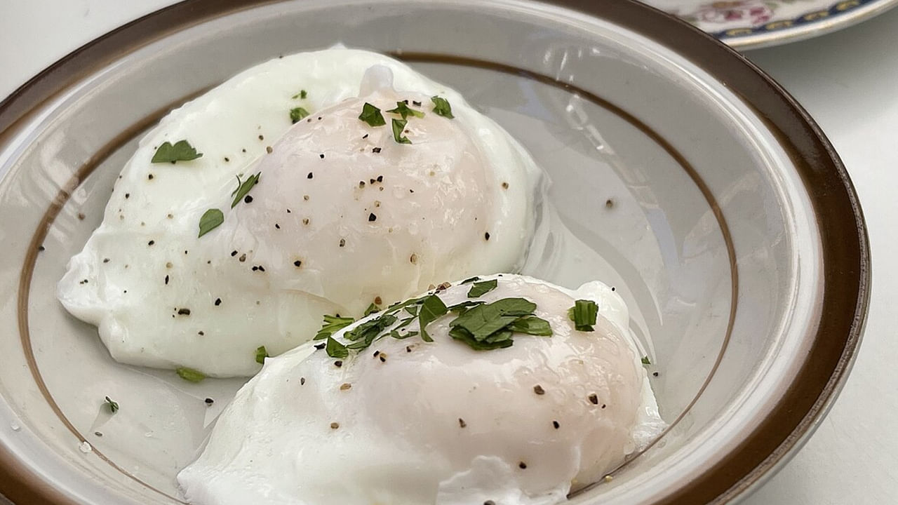 ఉడికించిన గుడ్లు కోసం కావలసినవి గుడ్లు, నీరు, వెనిగర్. ఒక కుండ నీటిని మరిగించి, కొద్దిగా వెనిగర్ జోడించండి. ఒక చిన్న గిన్నె లేదా రమేకిన్‌లో గుడ్డును పగలగొట్టండి. నీటిలో ఒక సుడిగుండం సృష్టించి, గుడ్డును మధ్యలోకి మెల్లగా పోయాలి. 3-4 నిమిషాలు ఉడికించి, ఆపై స్లాట్ చేసిన చెంచాతో తీసివేయండి. టోస్ట్, సలాడ్‌లు లేదా ఎగ్స్ బెనెడిక్ట్‌లో భాగంగా వడ్డించండి.