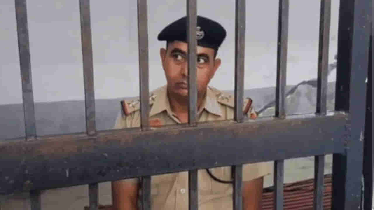 Watch: లాకప్లో పోలీస్ ఇన్స్పెక్టర్.. కారణం తెలిస్తే అవాక్కే..