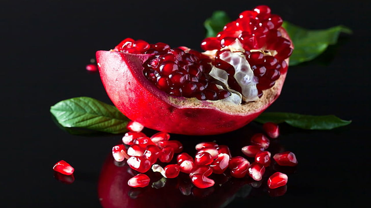 దానిమ్మపండు ముడతలు, ఫైన్ లైన్లను నియంత్రించడంలో సహాయపడుతుంది. నష్టాన్ని నివారిస్తుంది. దానిమ్మపండులో విటమిన్ సి కూడా పుష్కలంగా ఉంటుంది. విటమిన్ సి చర్మ స్థితిస్థాపకతను మెరుగుపరచడానికి అవసరమైన కొల్లాజెన్ ఉత్పత్తిని పెంచడానికి సహాయపడుతుంది.