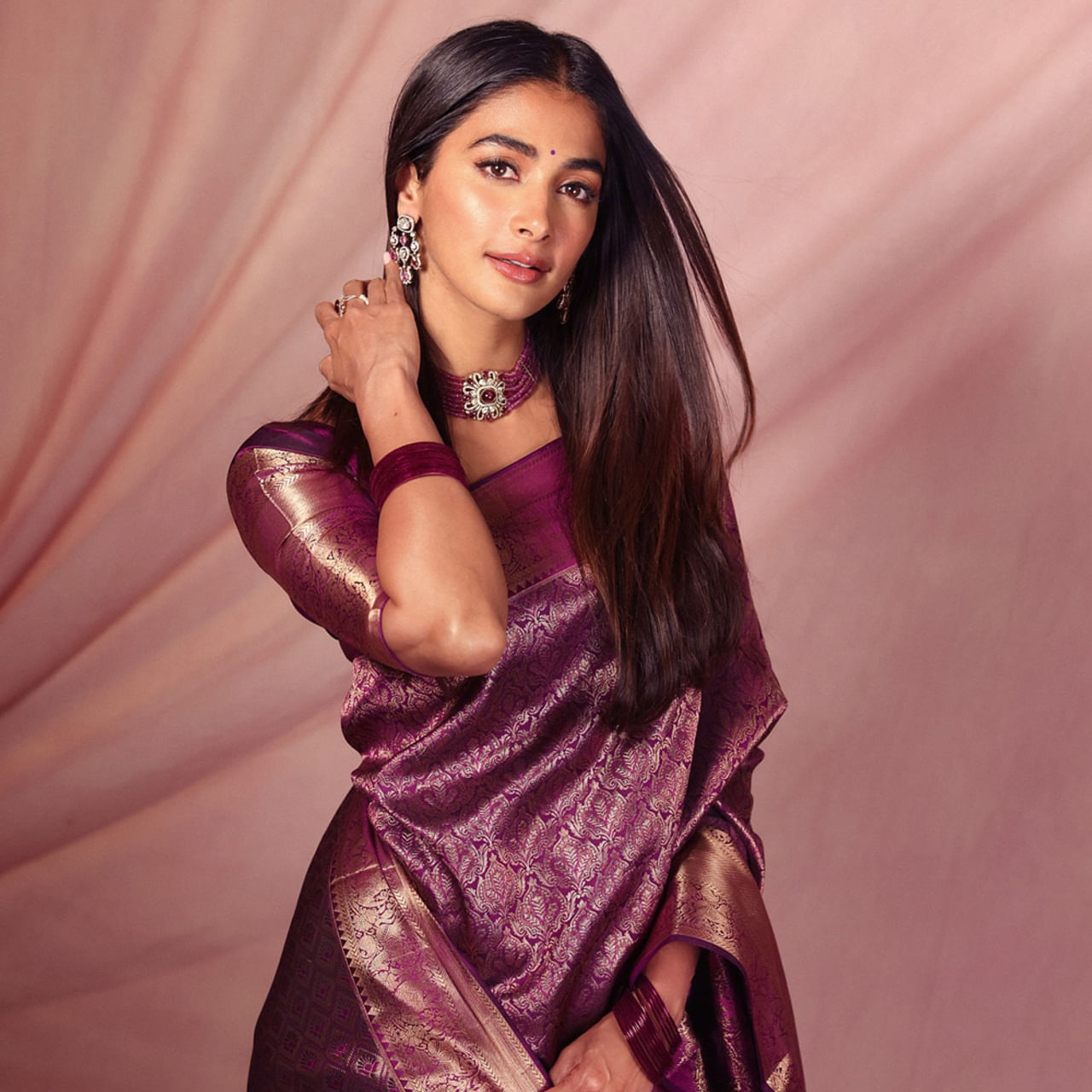 పూజా హెగ్డేకు సరైన హిట్ వచ్చి మూడేళ్లు దాటిపోయింది.. కమిటైన సినిమాలు ఆగిపోవడం.. విడుదలైన సినిమాలు ఆడకపోవడంతో అమ్మడి కెరీర్ డైలమాలో పడింది. టాలీవుడ్ పట్టించుకోకపోవడంతో తమిళం, హిందీపై ఫోకస్ చేస్తున్నారు పూజా. 