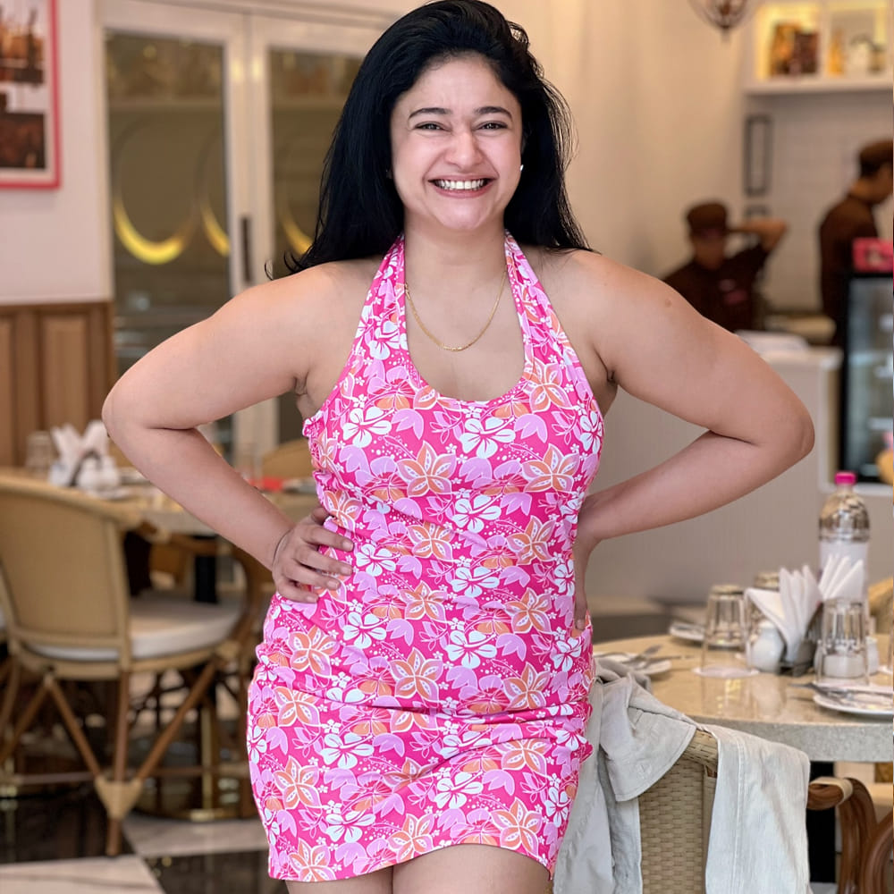 ఈ క్రేజీ బ్యూటీ  2005లో కూచిపూడివెంకట్ దర్శకత్వం వహించిన మొదటి సినిమా అనే మూవీతో తొలిసారిగా స్క్రీన్ పై మెరిసింది. తొలి సినిమాతోనే తన నటనతో క్యూట్ పర్ఫామెన్స్ తో ప్రేక్షకులను కవ్వించింది. దీని తర్వాత బాస్ అనే మరో సినిమాలో నటించి మెప్పించింది. బాస్ సినిమాలో అక్కినేని నాగార్జున హీరో గా నటించారు. 