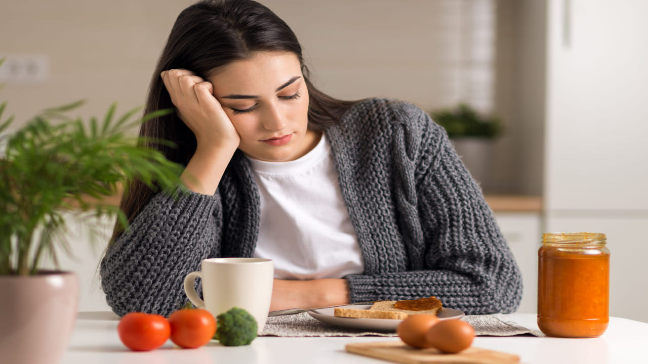 Breakfast: టిఫిన్ చేసిన వెంటనే నిద్రమత్తు ముంచుకొస్తుందా?.. వీటిని మానేయండి