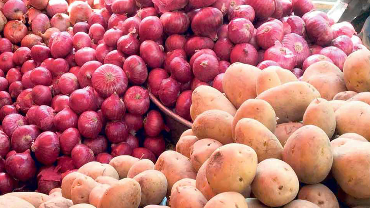  ఉల్లిపాయలు వాటిని మరింత విషపూరితం చేస్తాయా?: ఉల్లిపాయలు బంగాళదుంపలను విషపూరితం చేయవు. కానీ  రెండింటిని కలిపి నిల్వ చేయడం ద్వారా అవి త్వరగా చెడిపోయి మొలకెత్తే అవకాశం ఎక్కువగా ఉంటుంది. అందుకే నిపుణులు వాటిని విడిగా ఉంచమని సిఫార్సు చేస్తారు.