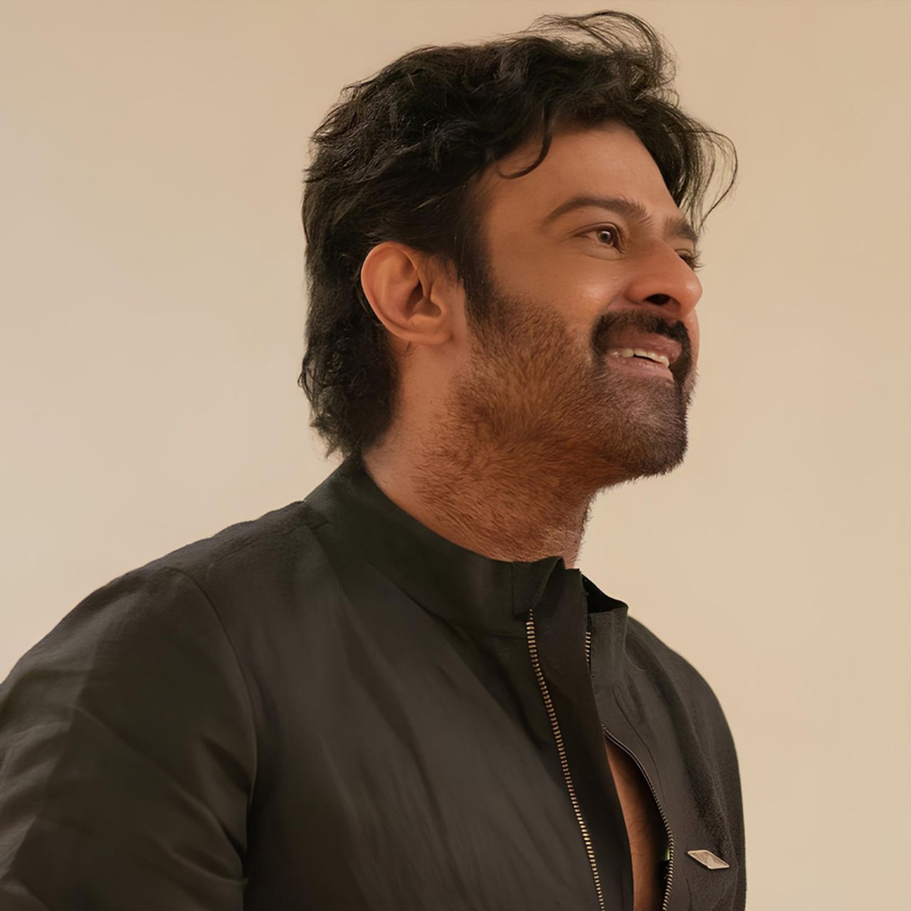 ప్యాన్ ఇండియన్ సినిమా పోయి.. ప్యాన్ వరల్డ్ బొమ్మ వచ్చిందిప్పుడు. అందుకే హాలీవుడ్‌తో పోటీ పడాలన్నపుడు మన కటౌట్స్ కూడా అలాగే ఉండాలి కదా..! అదే చేస్తున్నారు మన హీరోలిప్పుడు. 