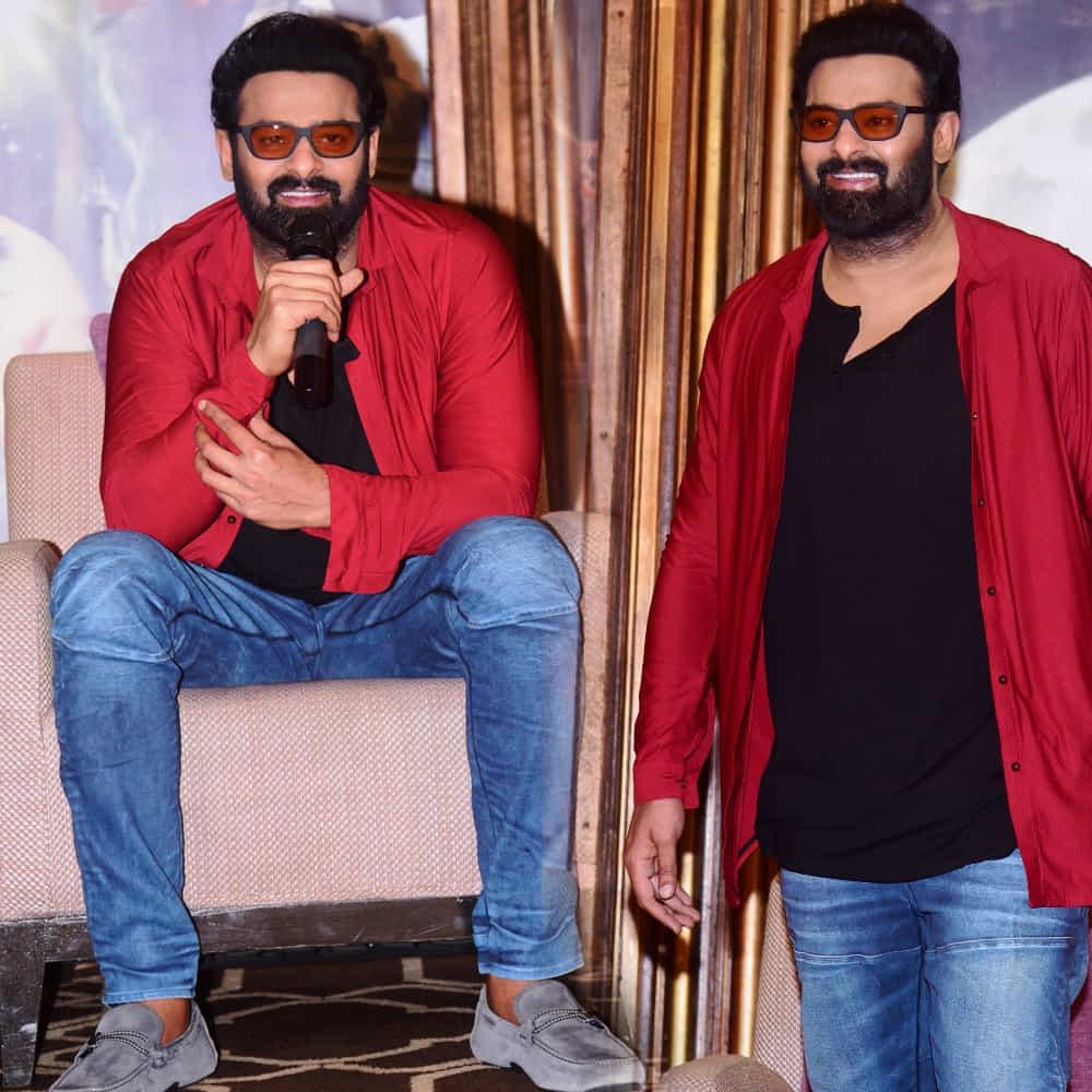 జస్ట్ ఆ ఒక్క అప్డేట్తోనే ఆగడం లేదు ది రాజాసాబ్ టీమ్. డార్లింగ్ పుట్టినరోున ఓ మంచి సాంగ్ లాంచ్ చేయడానికి రెడీ అవుతున్నారు. ఆల్రెడీ సరికొత్త ట్యూన్స్ తో రెడీ అయిపోయారు మ్యూజిక్ డైరక్టర్. ఇక జనాలు వినడమే ఆలస్యం అనే కాన్ఫిడెన్స్ తో ఉంది టీమ్.