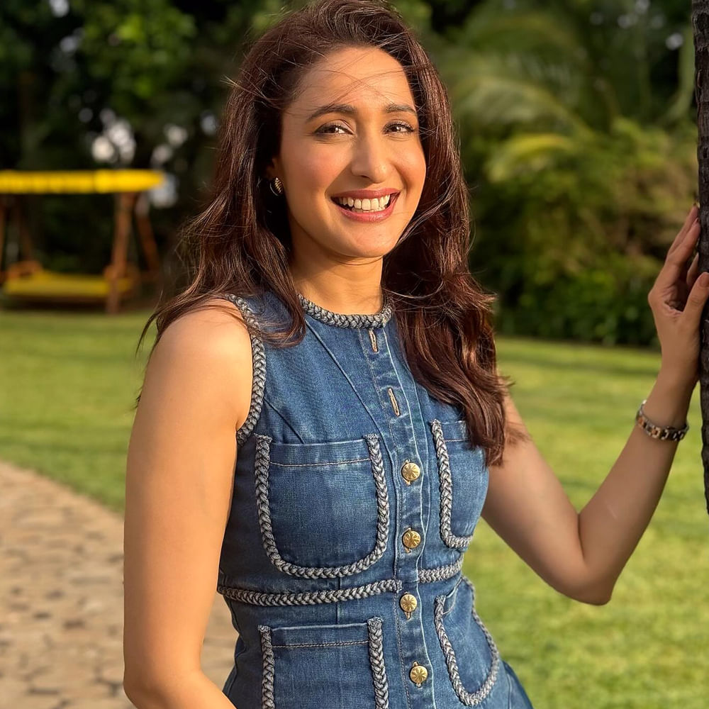 సోషల్ మీడియాలో ప్రగ్యా జైస్వాల్ షేర్ చేసే ఫోటోలకు మంచి క్రేజ్ ఉంది. ఇదిలా ఉంటే మొన్నామధ్య ప్రగ్యా జైస్వాల్ చేసిన కామెంట్స్ ఇప్పుడు సోషల్ మీడియాలో తెగ వైరల్ అవుతున్నాయి. ఓ స్టార్ క్రికెటర్ తో డేటింగ్ చేయాలని ఉంది అంటూ చెప్పుకొచ్చింది ఈ ముద్దుగుమ్మ.