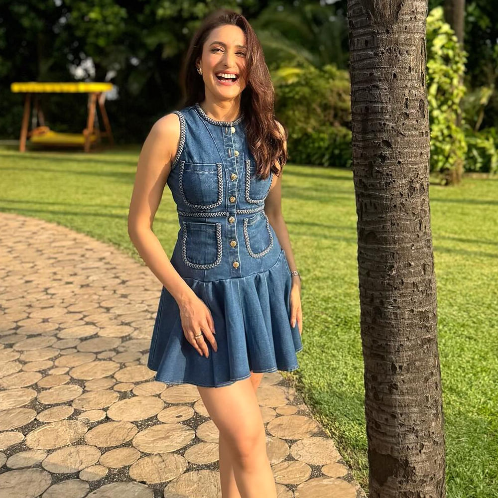 ఈ సినిమాతో విమర్శకుల ప్రశంసలు అందుకుంది. ఆతర్వాత వరుసగా సినిమాలు చేసినా కూడా అంతగా పాపులర్ అవ్వలేకపోయింది. సినిమాలతో పాటు చాలా యాడ్స్ లోనూ నటించింది. ఇక ఈ ముద్దుగుమ్మ అఖండ సినిమాతో ప్రేక్షకులను ఆకట్టుకుంది.