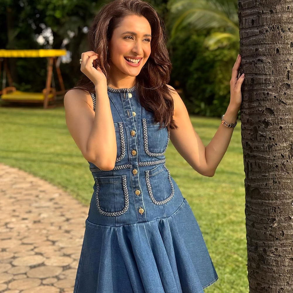 డేగ అనే సినిమాతో ఈ ముద్దుగుమ్మ ఇండస్ట్రీకి పరిచయం అయ్యింది. తమిళం, తెలుగుతో పాటు హిందీలో కూడా తెరంగేట్రం చేసింది ఈ బ్యూటీ. మిర్చి లాంటి కుర్రాడు సినిమాతో తెలుగు సినీరంగంలోకి అడుగుపెట్టింది. తరువాత క్రిష్ దర్శకత్వంలో వచ్చిన కంచె సినిమాలో నటించింది. కంచె సినిమాలో తన నటనతో ప్రేక్షకులను ఆకట్టుకుంది.