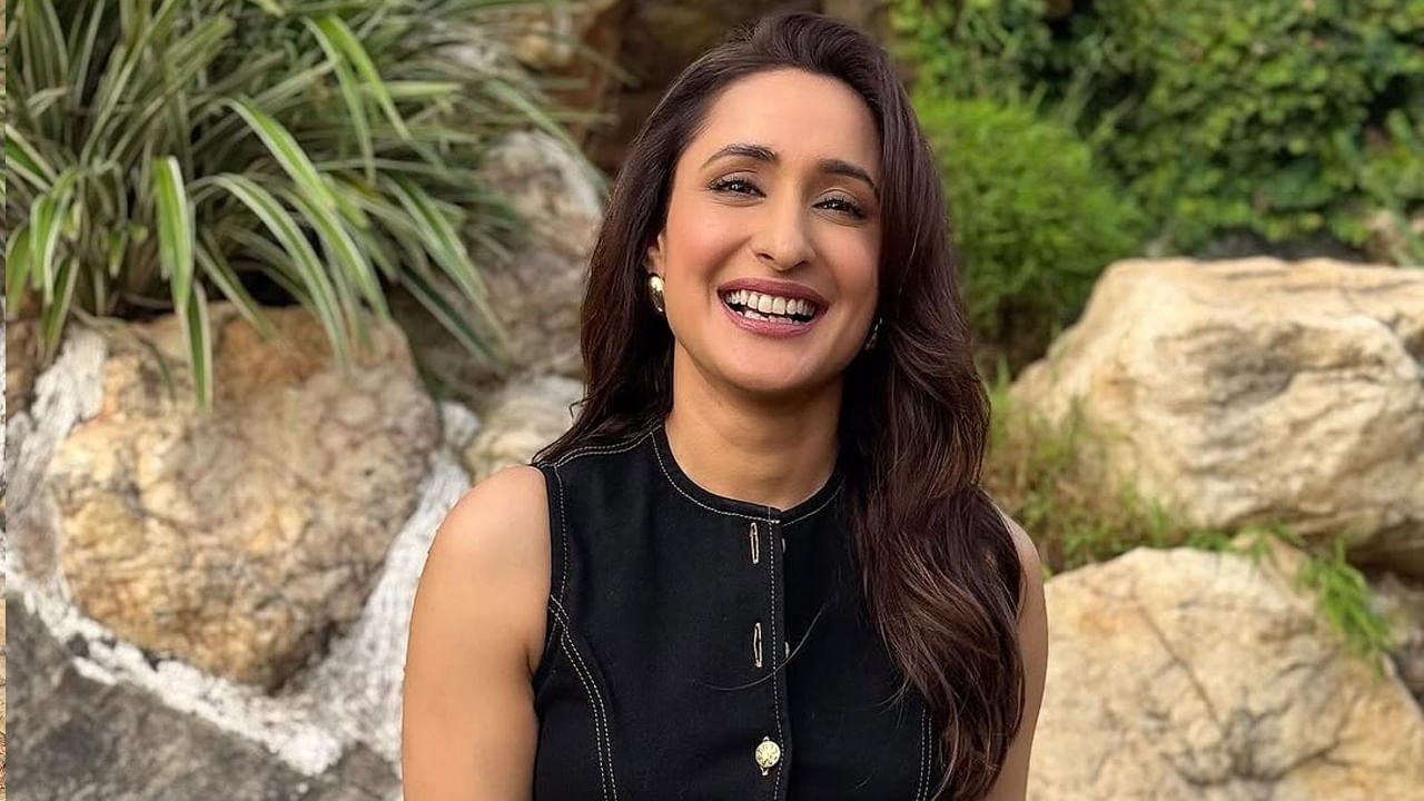 దీని తర్వాత ఈ చిన్నది వరుణ్ తేజ సరసన కంచె మూవీలో నటించి మంచి గుర్తింపు తెచ్చుకుంది. దీంతో ఈ అమ్మడుకు  వరసగా ఆఫర్స్ రావడంతో స్టార్ హీరోయిన్ స్టేటస్ అందుకుంటుందని అందరూ ఊహించారు. కానీ ఈ బ్యూటీ లైఫ్ ఒక్కసారిగా టర్న్ అయ్యిందనే చెప్పాలి.