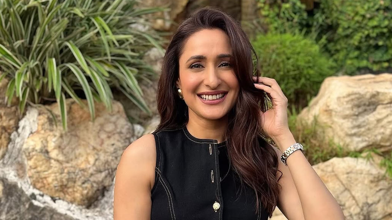 ఈ మూవీతో మంచి ఫేమ్ సంపాదించుకున్న ఈ చిన్నది తర్వాత డాకు మహారాజ్ మూవీలో నటించి మరో బ్లాక్ బస్టర్ హిట్ అందకుంది. కానీ ఈ బ్యూటీకి ఆశించిన స్థాయిలో అవకాశాలు మాత్రం రావడం లేదు. ఇక ఎప్పుడూ సోషల్ మీడియాలో యాక్టివ్‌గా ఉండే ఈ చిన్నది తాజాగా బ్లాక్ కలర్ డ్రెస్‌లో అదరిపోయే స్టిల్స్‌తో ప్రతి ఒక్కరినీ ఆకట్టుకుంటుంది.