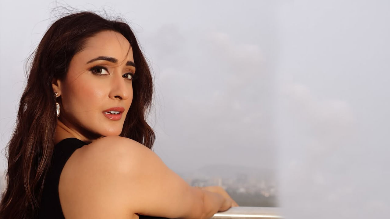 అందాల చిన్నది ప్రగ్యాజైస్వాల్ గురించి ఎంత చెప్పినా తక్కువే ఈ అమ్మడు తన అంద చందాలతో కుర్రకారు మనసు దోచేస్తుంది. చిత్ర పరిశ్రమలోకి ఎంట్రీ ఇచ్చినప్పటి నుంచి ఇప్పటి వరకు ఈ చిన్నది ఎన్నో సినిమాల్లో నటించి మంచి గుర్తింపు తెచ్చుకుంది. అంతే కాకుండా బ్లాక్ బస్టర్ హిట్స్ అందుకుంటూ మంచి క్రేజ్ సొంతం చేసుకుంది.