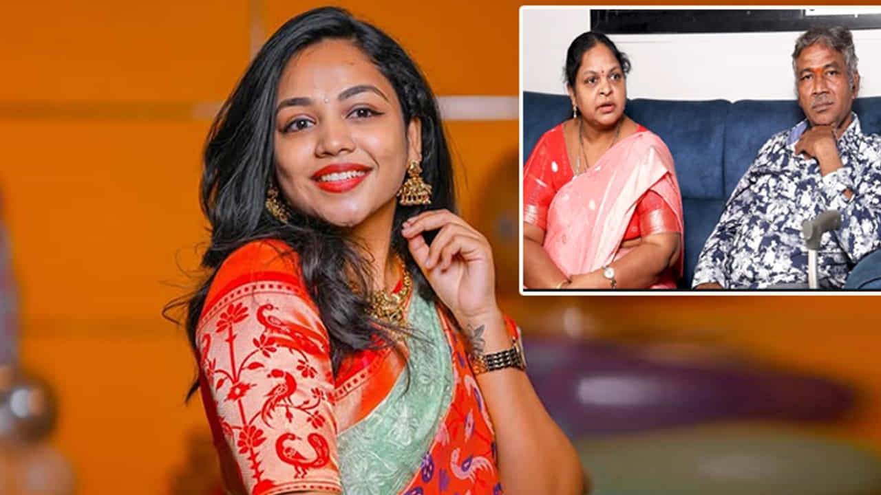 టాలీవుడ్ స్టార్ , రౌడీ హీరో విజయ్ దేవరకొండ గురించి ప్రత్యేకంగా చెప్పాల్సిన పని లేదు. ఈయన పెళ్లి చూపులు మూవీతో మంచి ఫేమ్ సంపాదించుకొని, అర్జున్ రెడ్డి సినిమాతో ఓవర్ నైట్ టాలీవుడ్ స్టార్ హీరోగా మంచి క్రేజ్ సంపాదించుకున్నాడు. అయితే విజయ్ చాలా సినిమాలు చేసిన విషయం తెలిసిందే, అందులో కొన్ని హిట్స్ అందుకుంటే మరికొన్ని ఫ్లాప్ అయ్యాయి. అయితే ఆయన నటించిన సినిమాల్లో డియర్ కామ్రేడ్ మూవీ ఒకటి.