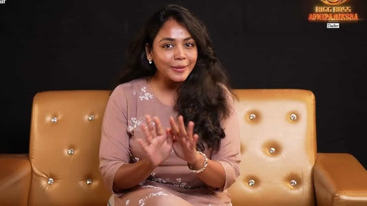 ఇక ప్రియాకు సినిమాలంటే చాలా ఇష్టం అంట. సినిమాలపై ఉన్న ఇంట్రెస్ట్తో ఈ బ్యూటీ బిగ్ బాస్ అగ్నిపరీక్షలోకి వెళ్లి, తన ఆటతీరు, మాటతీరుతో ఆడియన్స్ను మెప్పించి హౌజ్లోకి అడుగు పెట్టింది. కానీ తన మాటతీరుతో ఈ బ్యూటీ హౌజ్లోకి వెళ్లిన తర్వాత చాలా నెగిటివిటీ మూటగట్టుకుంటుంది.